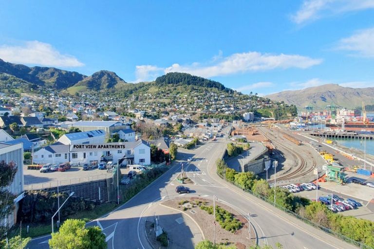 Photo of property in 2 Hawkhurst Road, Lyttelton, 8082