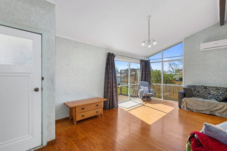 Photo of property in 3 Hughdene Place, Henderson, Auckland, 0610