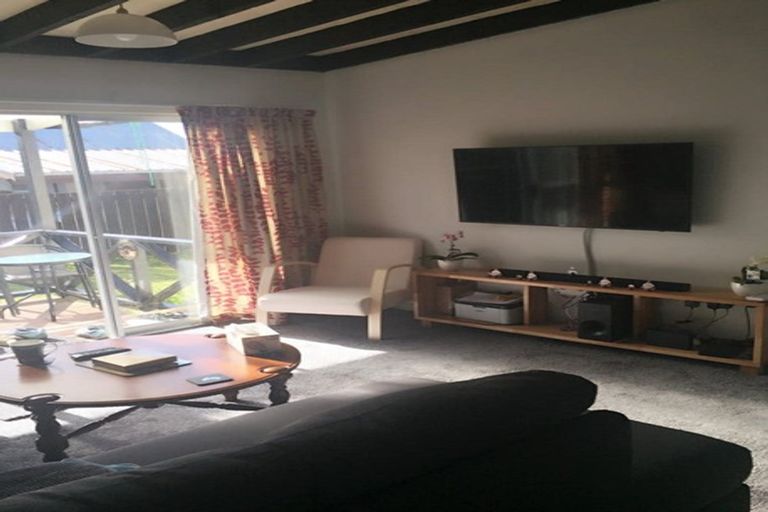 Photo of property in 17a Kingsbridge Place, Newlands, Wellington, 6037