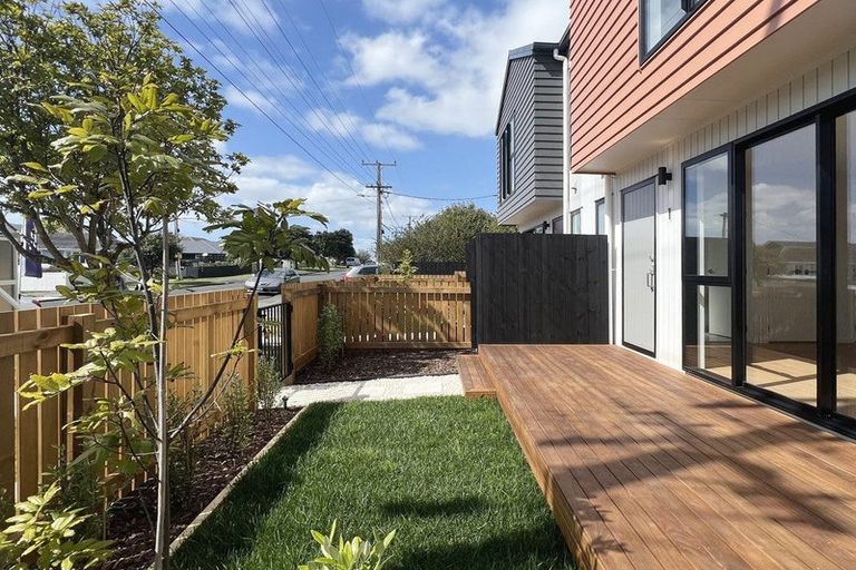 Photo of property in 1/17 Rewarewa Road, Te Atatu Peninsula, Auckland, 0610