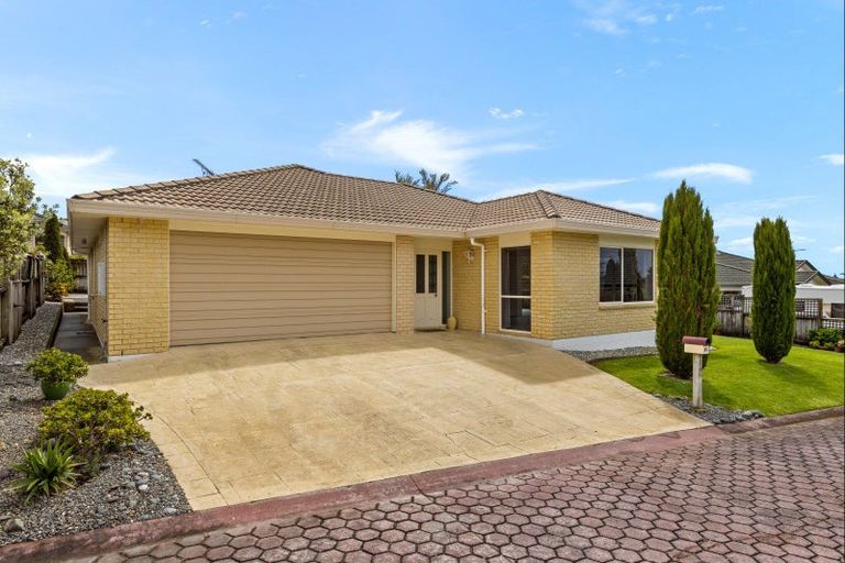Photo of property in 61 Kath Hopper Drive, Orewa, 0931