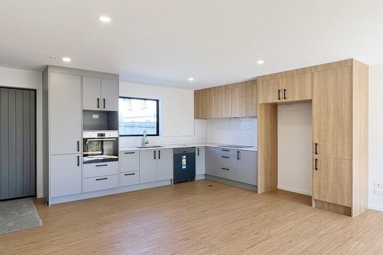 Photo of property in 1/17 Rewarewa Road, Te Atatu Peninsula, Auckland, 0610