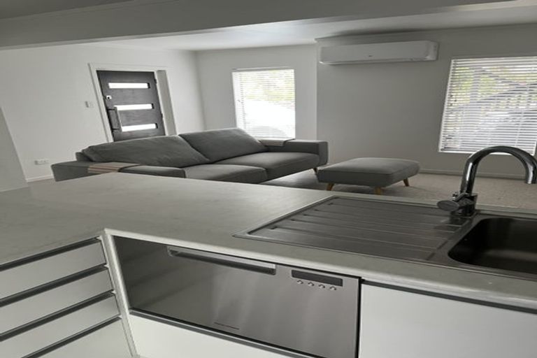 Photo of property in 16 Thorburn Avenue, Red Beach, 0932