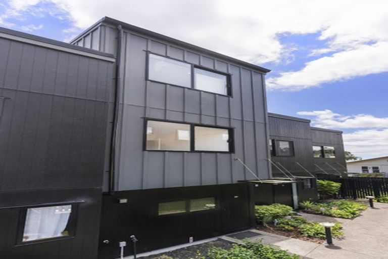 Photo of property in 11/8 Chivalry Road, Glenfield, Auckland, 0629