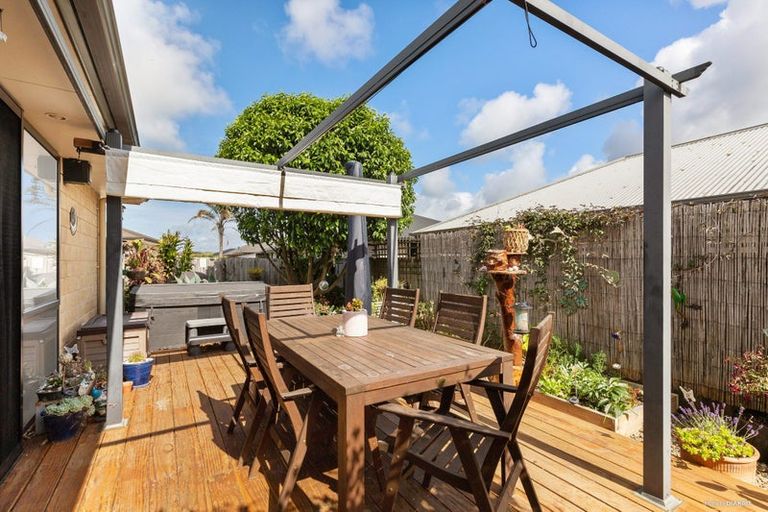 Photo of property in 14 Ripple Grove, Waiuku, 2123