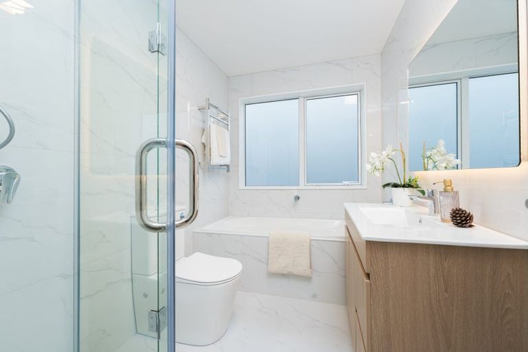 Photo of property in 80e Matipo Road, Te Atatu Peninsula, Auckland, 0610