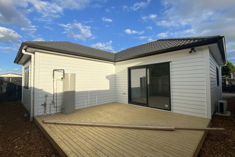 Photo of property in 37 Seaward Place, Wattle Downs, Auckland, 2103