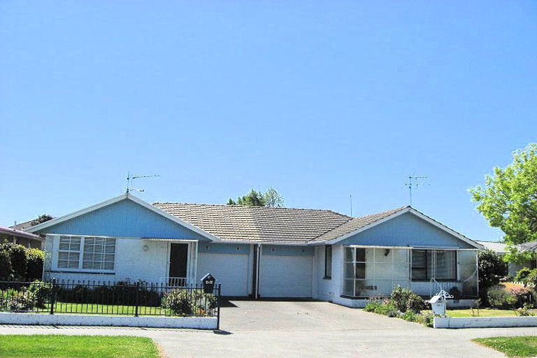 Photo of property in 320 Memorial Avenue, Burnside, Christchurch, 8053