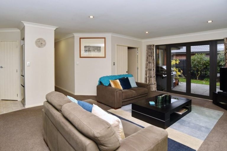 Photo of property in 2 Ross Place, Northwood, Christchurch, 8051