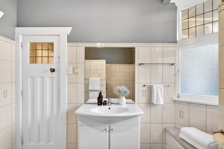 Photo of property in 60 Milton Road, Bluff Hill, Napier, 4110