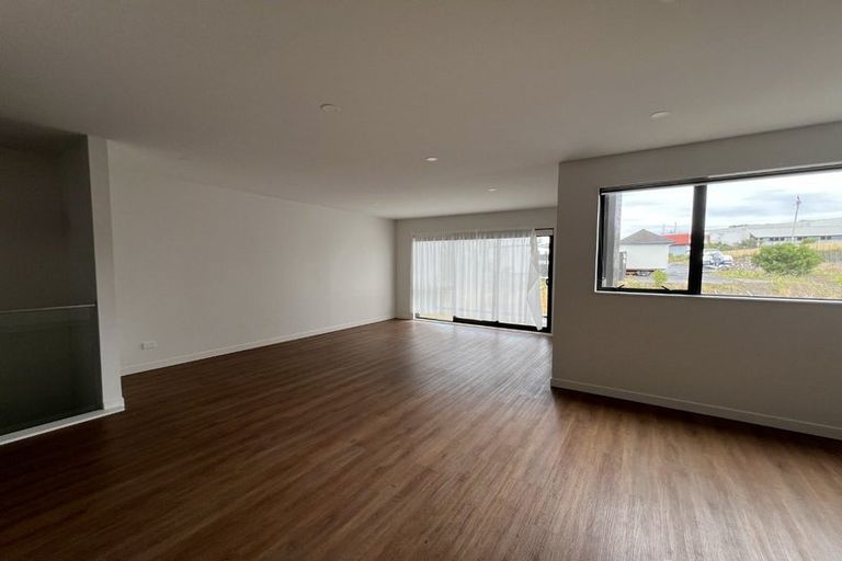 Photo of property in 30 Monstedt Terrace, Windsor Park, Auckland, 0632