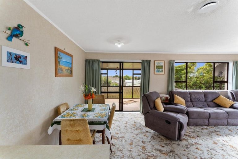 Photo of property in 2/79 Hutchinson Avenue, New Lynn, Auckland, 0600