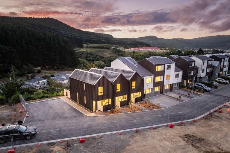 Photo of property in 90 Ara Paiwhenua, Tawa, Wellington, 5028