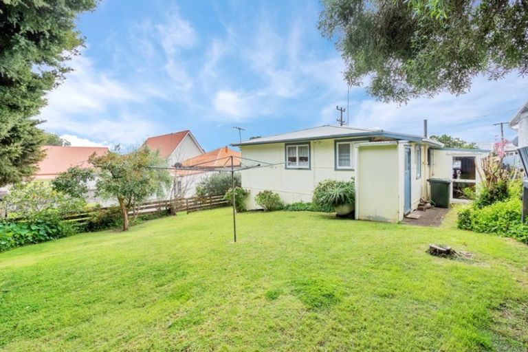Photo of property in 3 Puriri Street, Helensville, 0800