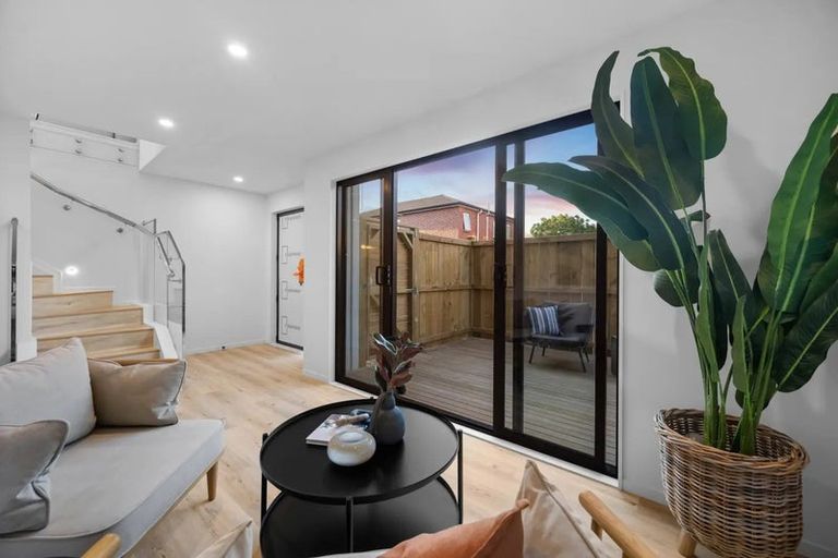 Photo of property in 3b Dawnhaven Drive, Te Atatu Peninsula, Auckland, 0610