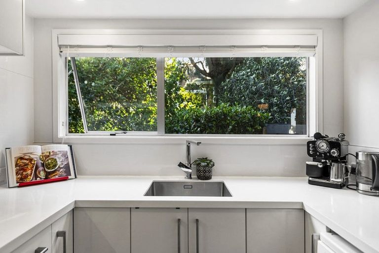 Photo of property in 1/6 Phillipa Place, Browns Bay, Auckland, 0630
