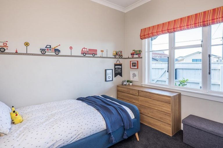 Photo of property in 90 Onepu Road, Lyall Bay, Wellington, 6022