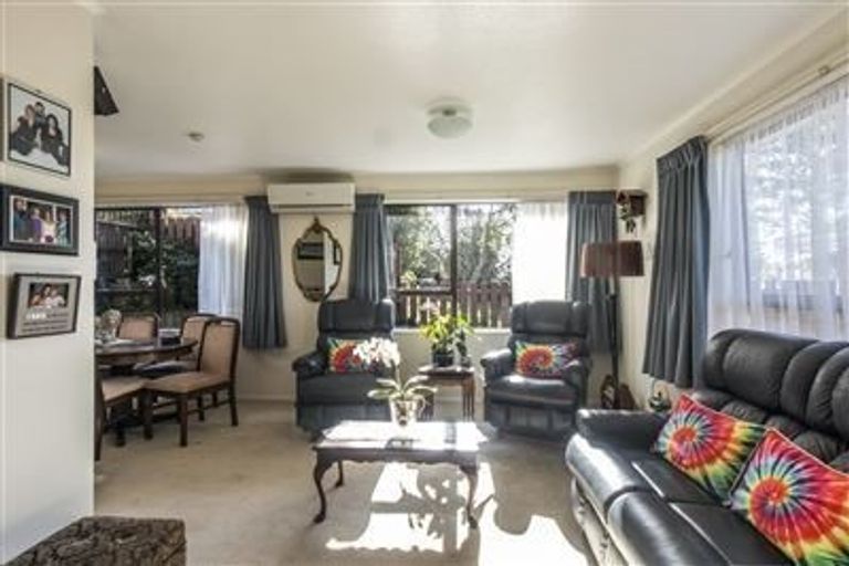 Photo of property in 4f2 Stewart Drive, Newlands, Wellington, 6037