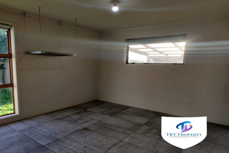 Photo of property in 2/41 Challen Close, Conifer Grove, Takanini, 2112