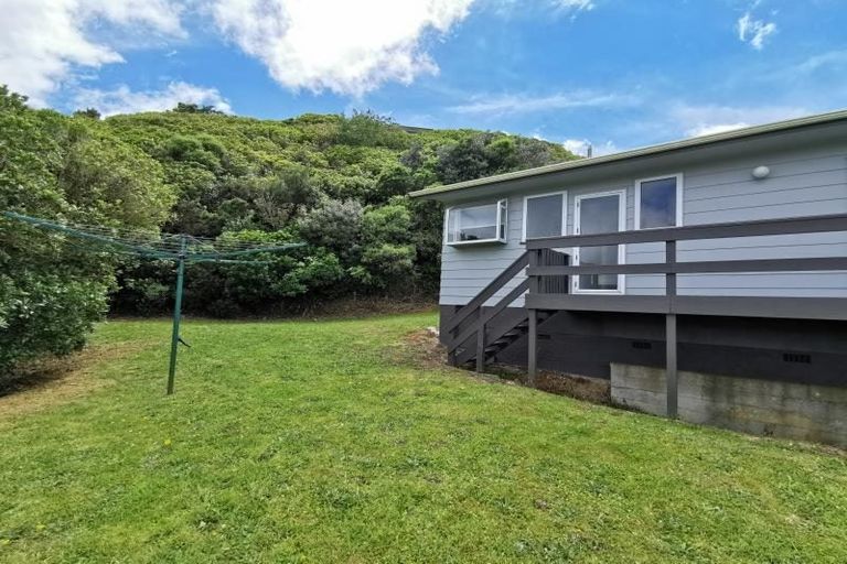 Photo of property in 12 Evesham Place, Newlands, Wellington, 6037