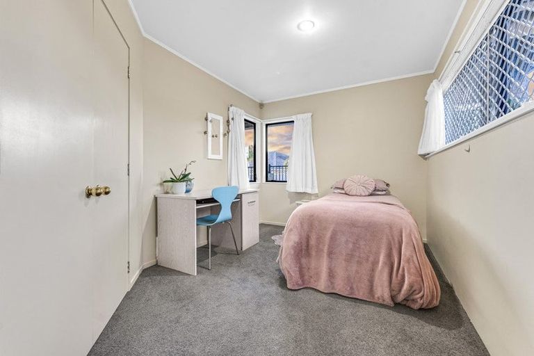 Photo of property in 1/46 Westpark Drive, West Harbour, Auckland, 0618