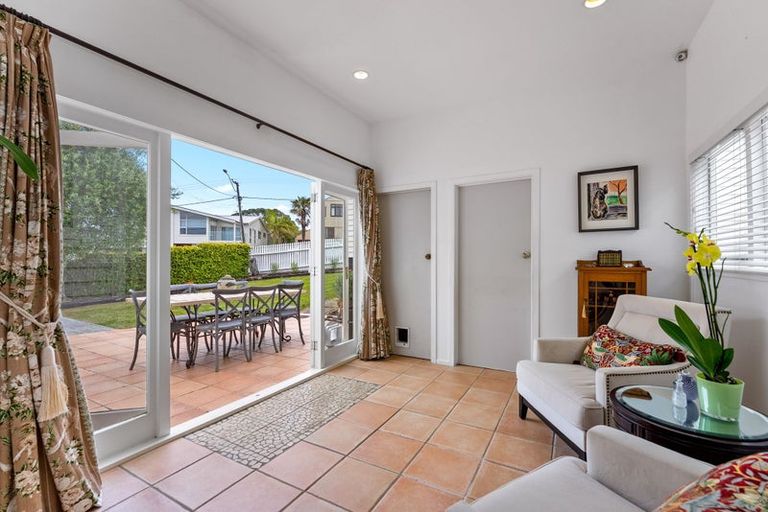 Photo of property in 15 Seaview Road, Castor Bay, Auckland, 0620