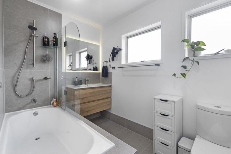 Photo of property in 1/20 Merchant Avenue, Te Atatu South, Auckland, 0610