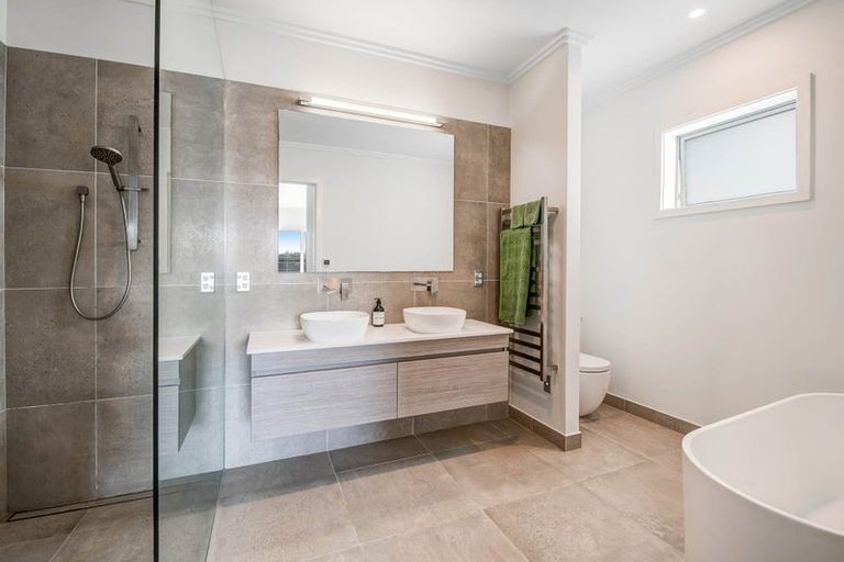 Photo of property in 51 Balboa Drive, Matakatia, Whangaparaoa, 0930