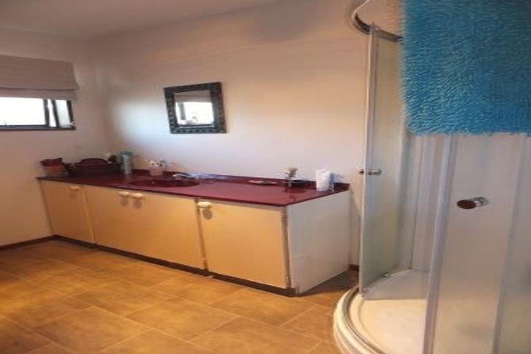 Photo of property in 11 Oakley Crescent, Hornby, Christchurch, 8042