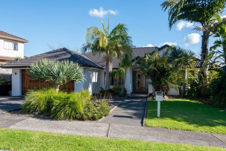 Photo of property in 35 John Brooke Crescent, East Tamaki Heights, Auckland, 2016