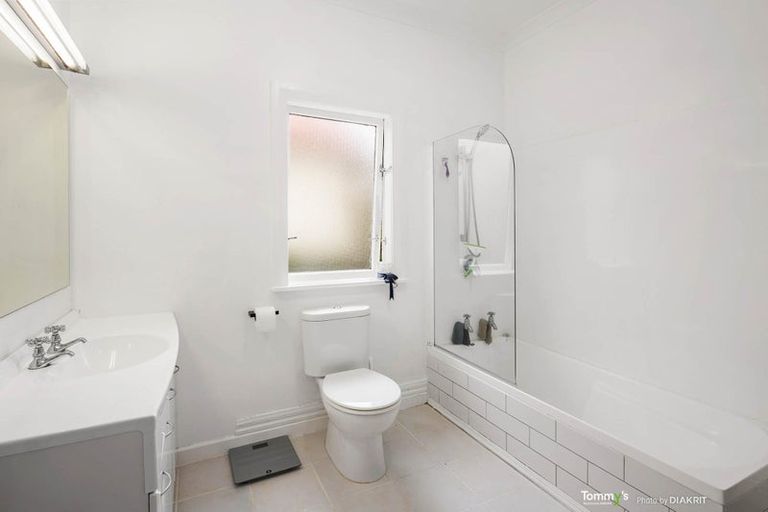 Photo of property in 183a Sutherland Road, Lyall Bay, Wellington, 6022