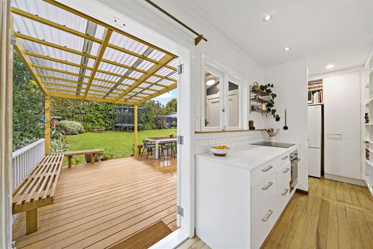 Photo of property in 10 Taioma Crescent, Te Atatu Peninsula, Auckland, 0610