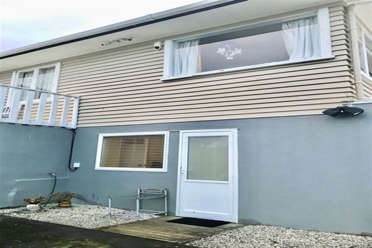 Photo of property in 2/4 Ross Avenue, Glenfield, Auckland, 0629