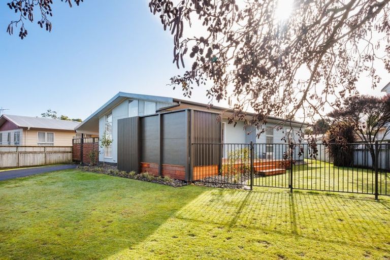 Photo of property in 9 Pinedale Parade, Milson, Palmerston North, 4414