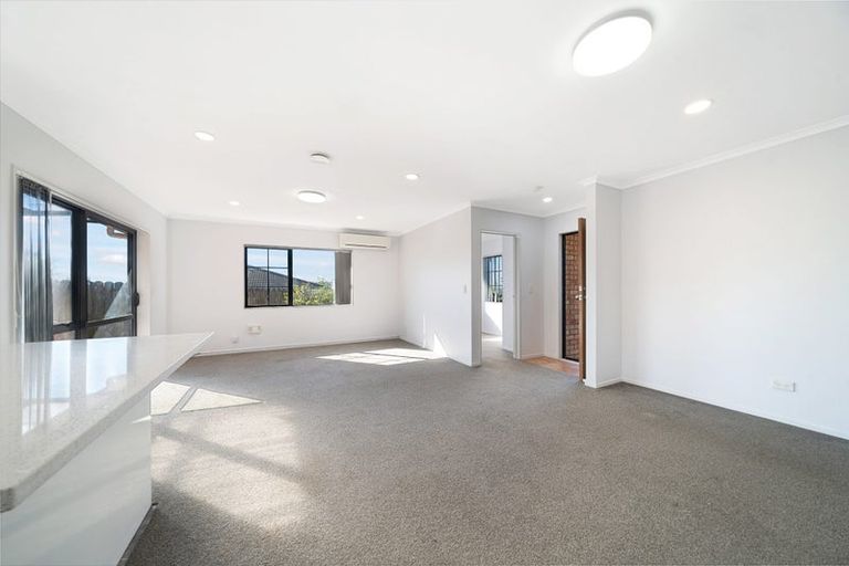 Photo of property in 18 Plumstead Rise, Glen Eden, Auckland, 0602
