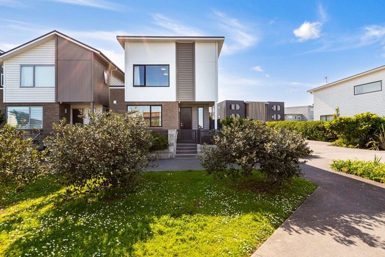 Photo of property in 14 Kotuku Lane, Hobsonville, Auckland, 0616