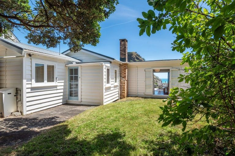 Photo of property in 20 Garden Road, Piha, New Lynn, 0772