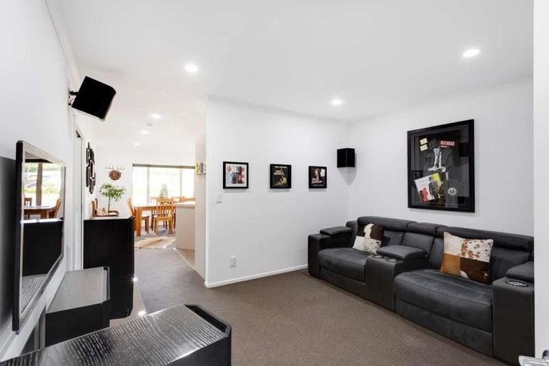 Photo of property in 18 Mcewen Crescent, Riverstone Terraces, Upper Hutt, 5018