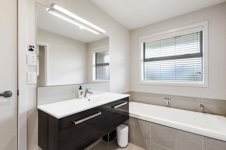 Photo of property in 16 Lilac Close, Cambridge, 3434