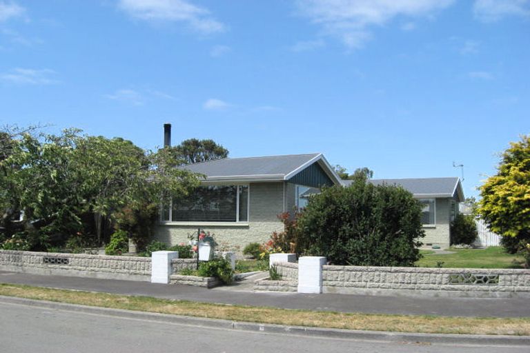 Photo of property in 11 Fairmile Place, Russley, Christchurch, 8042