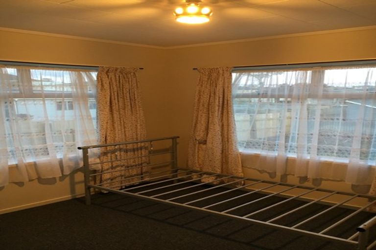 Photo of property in 47 Staverton Crescent, Mangere, Auckland, 2022