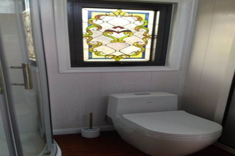 Photo of property in 70 Lauderdale Road, Birkdale, Auckland, 0626