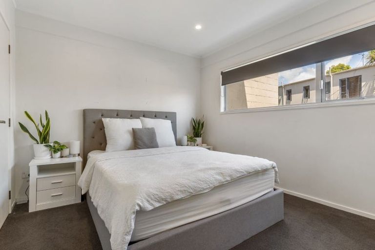Photo of property in 2/76 Heathcote Road, Castor Bay, Auckland, 0620