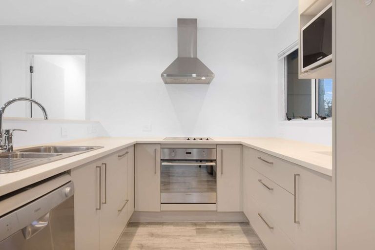 Photo of property in 6 Fernhaven Place, Massey, Auckland, 0614