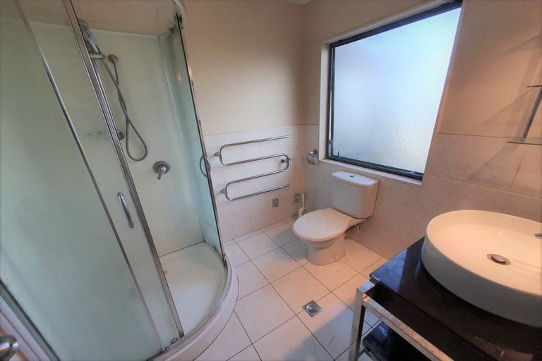 Photo of property in 9 Parkvale Grove, Te Atatu Peninsula, Auckland, 0610