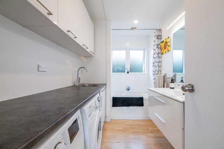 Photo of property in 13 Peachgrove Road, Te Atatu Peninsula, Auckland, 0610