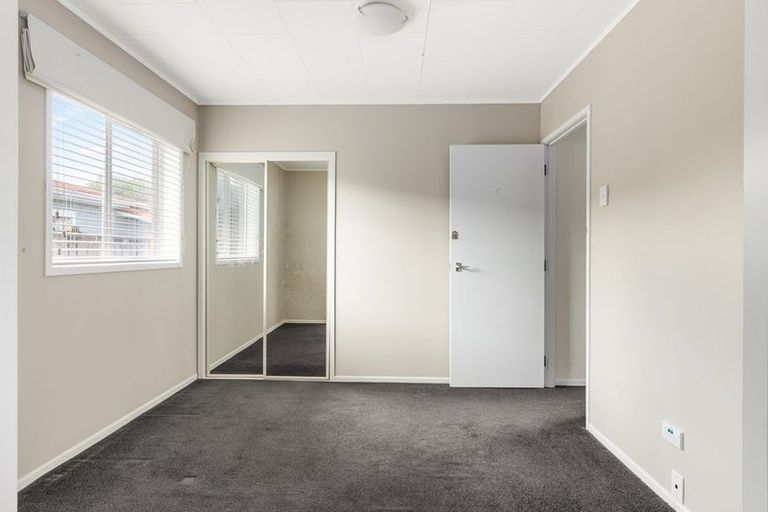 Photo of property in 15 Taikata Road, Te Atatu Peninsula, Auckland, 0610