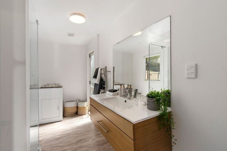 Photo of property in 41 Pohutukawa Avenue, Red Beach, 0932