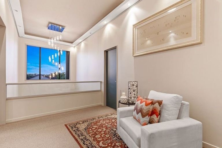 Photo of property in 6 Lupetti Rise, West Harbour, Auckland, 0618