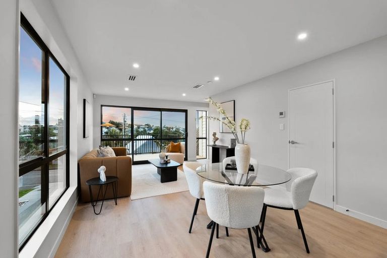 Photo of property in 2/32 Beulah Avenue, Rothesay Bay, Auckland, 0630